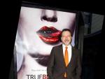 Alan Ball, delante de un cartel promocional de 'True Blood'.