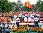 Los jugadores de la selecci&oacute;n holandesa son aclamados por miles de fans vestidos de naranja a su paso en barco por los canales de la ciudad de Amsterdam.