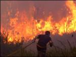 Un bombero, durante la extinci&oacute;n de un incendio.
