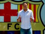 Adriano Correia, nuevo jugador del Bar&ccedil;a, posa frente a las oficinas del club azulgrana.