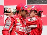 El piloto espa&ntilde;ol Fernando Alonso (d), de Ferrari, y su compa&ntilde;ero de equipo, Felipe Massa (i) celebran en el podio tras la carrera del Gran Premio de Alemania de F&oacute;rmula Uno.