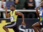 El atleta jamaicano Usain Bolt (dcha) y el estadounidense Tyson Gay en acci&oacute;n durante la prueba de los 100 metros del circuito de la Liga de Diamante.