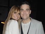 Robbie Williams y su novia, ahora mujer.