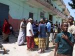Ciudadanos se concentran alrededor del hotel Muna, en Mogadiscio (Somalia), da&ntilde;ado por un atentado.