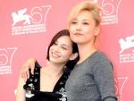 Las actrices japonesas Rinko Kikuchi (drcha) y Kiko Mizuhara posan en el pase gr&aacute;fico de la pel&iacute;cula Noruwei No Mor, del director francovietnamita Anh Hung Tran.