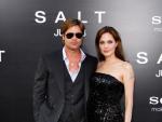 Brad Pitt y Angelina Jolie posan durante el estreno de 'Salt'.