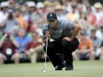 El jugador de golf estadounidense Tiger Woods participa en la primera ronda del Masters de Augusta.