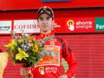 Igor Ant&oacute;n luce el maillot rojo de l&iacute;der de la Vuelta a Espa&ntilde;a.