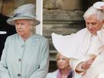 El Papa Benedicto XVI se sujeta el solideo tras ser recibido por la reina Isabel II en el palacio de Holyrood House.
