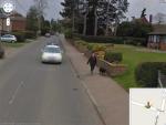 Wendy y su perro, fotografiados por Google Street View.