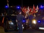Numerosos efectivos policiales controlaron esta madrugada a los piquetes informativos de UGT y CCOO concentrados ante las cocheras de los autobuses urbanos de Sevilla