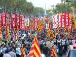 Un gran n&uacute;mero de personas participan en la manifestaci&oacute;n convocada en Barcelona por los sindicatos con motivo de la huelga general.