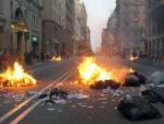 Aspecto de la Via Laietana de Barcelona en los disturbios por la huelga general.