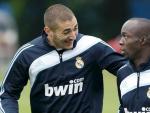 Benzema y Lass Diarra conversan durante un entrenamiento del Real Madrid.