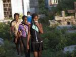 Varias mujeres abandonan el cementerio en la localidad haitiana de Dessalines.