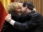 Mar&iacute;a Teresa Fern&aacute;ndez de la Vega abraza al presidente del Congreso, Jos&eacute; Bono, durante su despedida del grupo parlamentario de su partido.