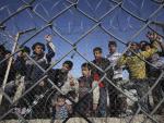 Inmigrantes ilegales esperan nuevas noticias en el centro de detenci&oacute;n de Kyprinos, en la regi&oacute;n de Evros, en la frontera entre Grecia y Turquia. Un contingente de polic&iacute;as del Frontex ha llegado a esta frontera para ayudar en las tareas de control de paso de inmigrantes ilegales que entran a Europa.