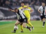 El jugador del Paok Dimtris Salpigidis (i) lucha por el bal&oacute;n con Joan Capdevila (d) del Villarreal.