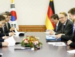 Angela Merkel (dcha), conversa con el primer ministro surcoreano, Kim Hwang-sik (izq), durante un encuentro bilateral celebrado en el &aacute;mbito de la cumbre del G20 en Se&uacute;l.