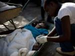 Una trabajadora del hospital Santa Catherine atiende a un paciente con s&iacute;ntomas de c&oacute;lera en Hait&iacute;.