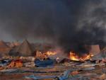Foto de la quema de las jaimas en el campamento de protesta saharaui de Gdaim Izik, durante el desmantelamiento por parte de las fuerzas de seguridad marroqu&iacute;es.