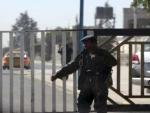 Un agente de seguridad yemen&iacute;, en una de las puertas del Aeropuerto Internacional de San&aacute;.
