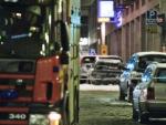 Vista de la calle de Estocolmo, Suecia, en la que han explosionado dos coches.