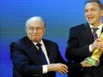 El presidente de la FIFA Joseph S. Blatter (izq.) cede la Copa del Mundo al vicepresidente primero de Rusia Igor Shuvalov (dcha.).