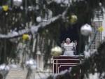 El papa Benedicto XVI bendice a los fieles durante las oraciones del rezo del &Aacute;ngelus dominical desde la plaza de San Pedro del Vaticano, el domingo 19 de diciembre.