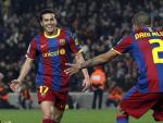 Pedro celebra un gol con su compa&ntilde;ero Alves.
