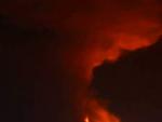 Espectacular imagen de la erupci&oacute;n del volc&aacute;n Etna en Sicilia (Italia).