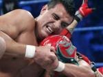 El luchador mexicano Alberto del Rio (i) en una lucha contra Rey Mysterio.