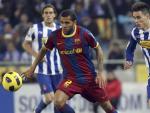 El defensa brasile&ntilde;o del FC Barcelona Dani Alves (i) pugna por el bal&oacute;n con el delantero del RCD Espanyol Jos&eacute; Callej&oacute;n.