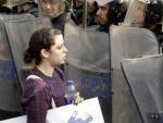 Una joven habla con un polic&iacute;a antidisturbios durante una concentraci&oacute;n en El Cairo.