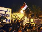 Manifestantes egipcios se concentran frente al Museo Egipcio en El Cairo.