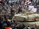 Egipcios rodean un tanque blindado durante las manifestaciones.