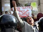 Egipcios se manifiestan en El Cairo con una gran pancarta en la que se puede leer &quot;El pueblo quiere derrocar el r&eacute;gimen&quot;.