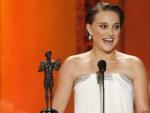 Natalie Portman recoge el premio a mejor actriz entregado por el Sindicato de Actores de EE UU.