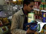 Un hombre compra alimentos en una tienda en El Cairo, Egipto.