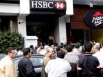 Una multitud hace cola a las puertas de una sucursal del banco HSBC en El Cairo (Egipto).