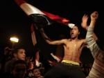 Los manifestantes concentrados en la plaza Tahrir de El Cairo celebran la renuncia de Hosni Mubarak a la presidencia en Egipto.