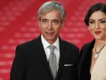 Imanol Arias y su novia, Irene Meritxell, posan en la alfombra roja de los Premios Goya 2011.