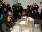 El alcalde de Barcelona, Jordi Hereu, vota en la primarias del PSC de Barcelona, que finalmente ha ganado a la exconselera Tura.