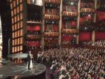 James Franco y Anne Hathaway act&uacute;an como maestros de ceremonia de la 83&ordf; gala de entrega de los premios &Oacute;scar en el teatro Kodak de Hollywood.