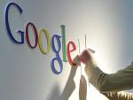 Un hombre da los &uacute;ltimos retoques al logo de Google en el expositor de la compa&ntilde;&iacute;a en CeBIT 2011.