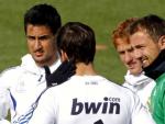 Los jugadores del Real Madrid, Marcelo (i) y el portero polaco Dudek (d), junto a los canteranos Jorge Casado (2i) y Morata (3i-de espaldas) y Alex Fern&aacute;ndez.