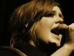 La cantante Adele arrasa en las listas musicales.