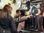 Consumidor comprando botas en una tienda
