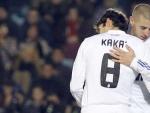 El centrocampista brasile&ntilde;o del Real Madrid Ricardo Dos Santos 'Kak&aacute;' (i) sustituye al delantero franc&eacute;s Karim Benzema (d).
