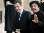 Fotograf&iacute;a de archivo fechada el 12 de diciembre de 2007 del l&iacute;der libio Muhamar el Gadafi junto al presidente franc&eacute;s Nicol&aacute;s Sarkozy en el Palacio del El&iacute;seo de Par&iacute;s, Francia.